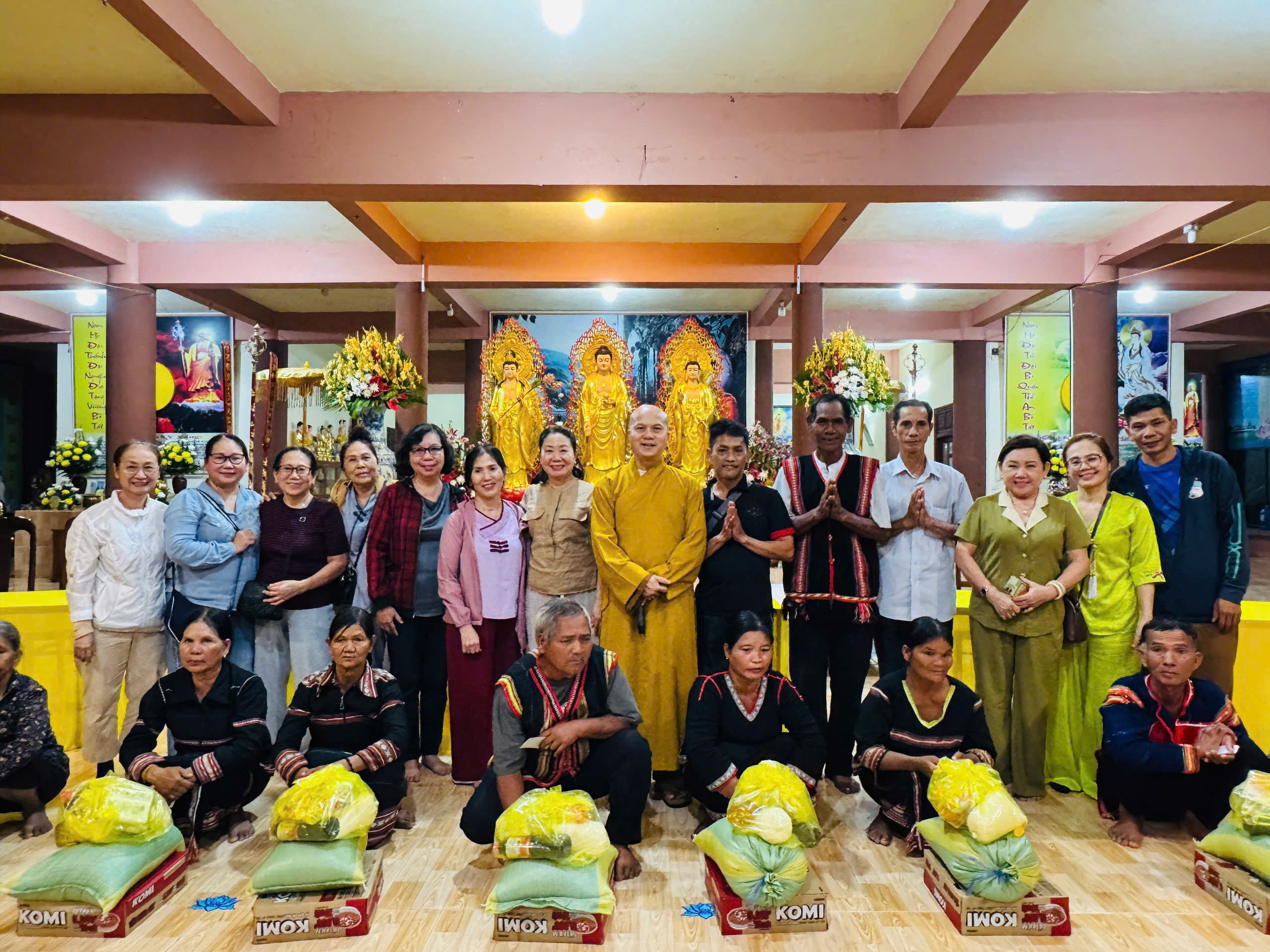 Chư Sê: Chùa Mỹ Thạch phát quà Tết Trung thu cho bà con khó khăn và các em học sinh